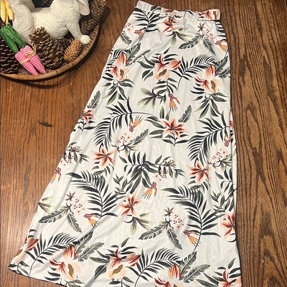 NWOT Tropical Print Maxi Skirt with High Slits - Picture 8 of 10